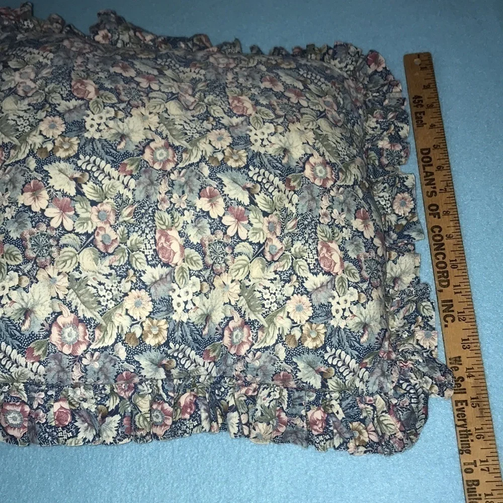 💐FLORAL square ruffle pillows tiny flaw size 17” X 17”